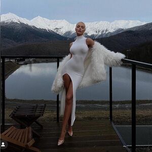 Dress with high leg slit stretch